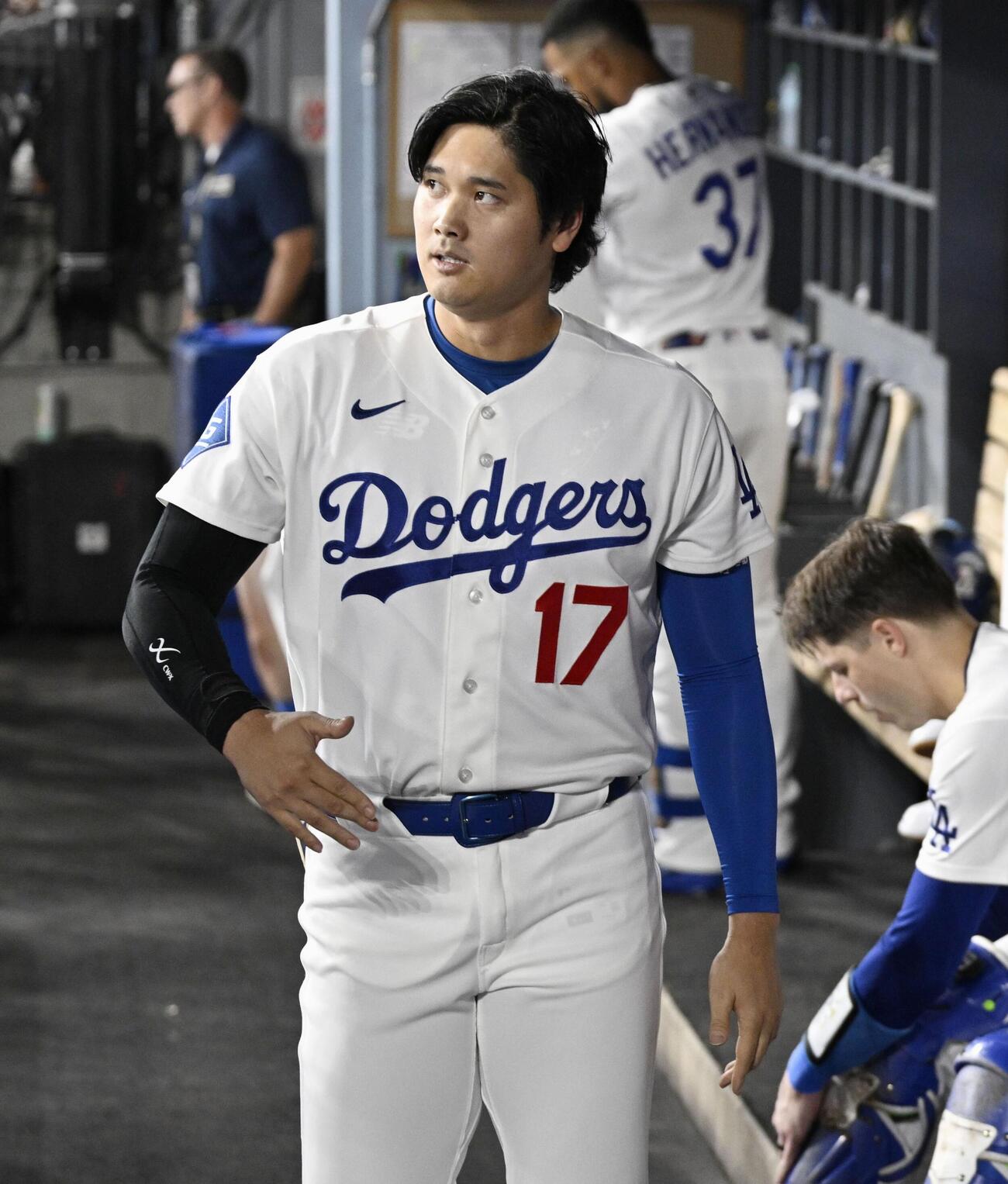 パドレス戦の1回、中飛に倒れ、ベンチに戻ったドジャース・大谷＝ロサンゼルス（共同）