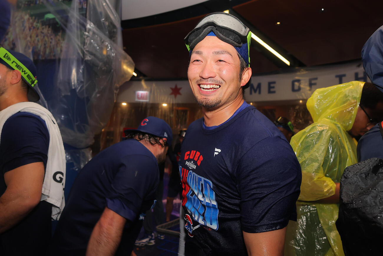 ポストシーズン進出を決めクラブハウスで喜ぶ鈴木誠也(AP)