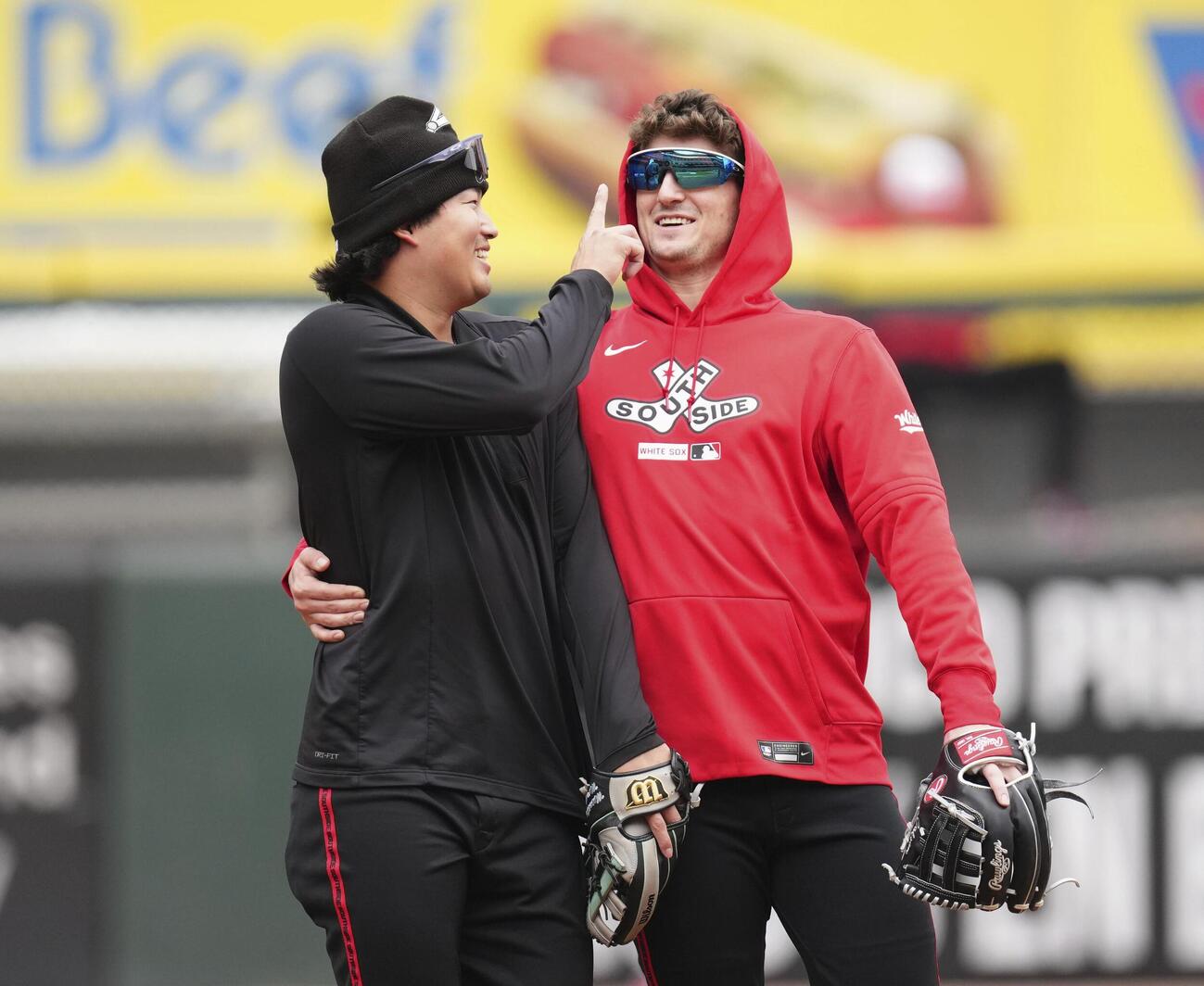 ロッキーズ戦の試合前、チームメートと笑顔で調整するホワイトソックス・村上（左）＝シカゴ（共同）