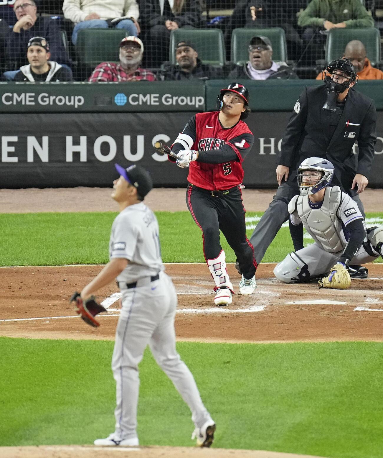 1回、ロッキーズ・菅野（手前）から34号ソロを放つホワイトソックス・村上＝シカゴ（共同）