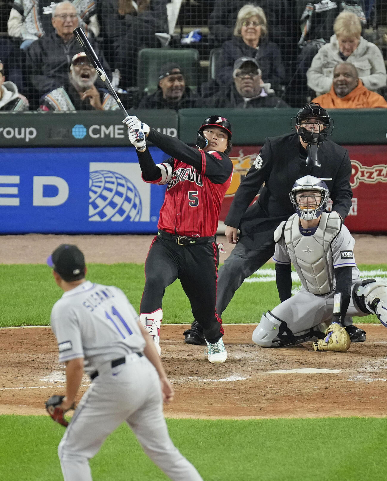 ロッキーズ戦の7回、35号ソロを放つホワイトソックス・村上。投手菅野＝シカゴ（共同）
