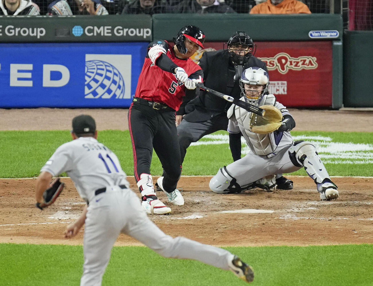ロッキーズ戦の7回、35号ソロを放つホワイトソックス・村上。投手菅野＝シカゴ（共同）