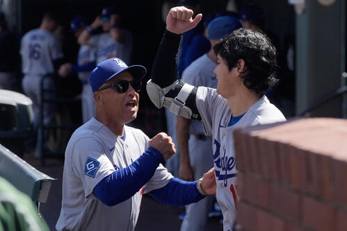 試合前、ロバーツ監督とタッチするドジャース大谷(AP)