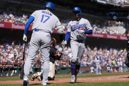 3回、先制ソロを放ったベッツを迎えるドジャース大谷(AP)