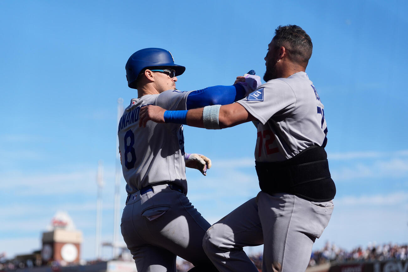 9回、勝ち越しソロを放ったドジャースのキケ・ヘルナンデス（左）（AP）