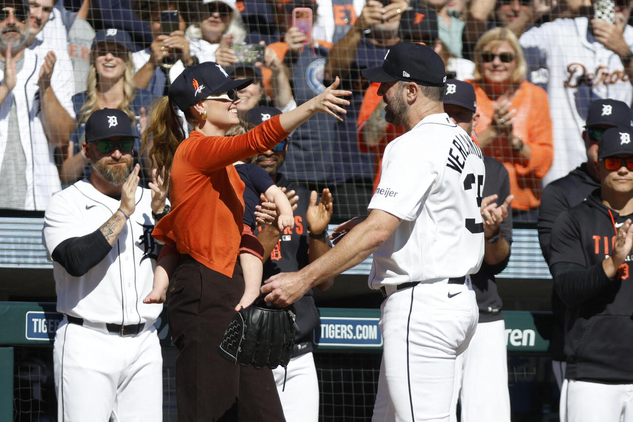 降板する後、妻のケイト・アップトンさんから出迎えを受けるバーランダー（ロイター）