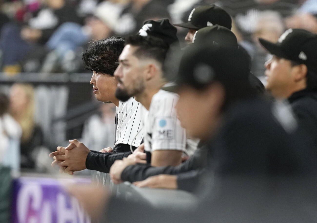 ロッキーズ戦の2回、味方の攻撃をベンチから見守るホワイトソックス・村上（左端）＝シカゴ（共同）