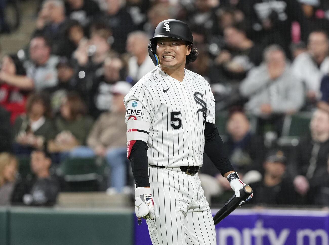 ロッキーズ戦の3回、空振り三振に倒れたホワイトソックス・村上＝シカゴ（共同）