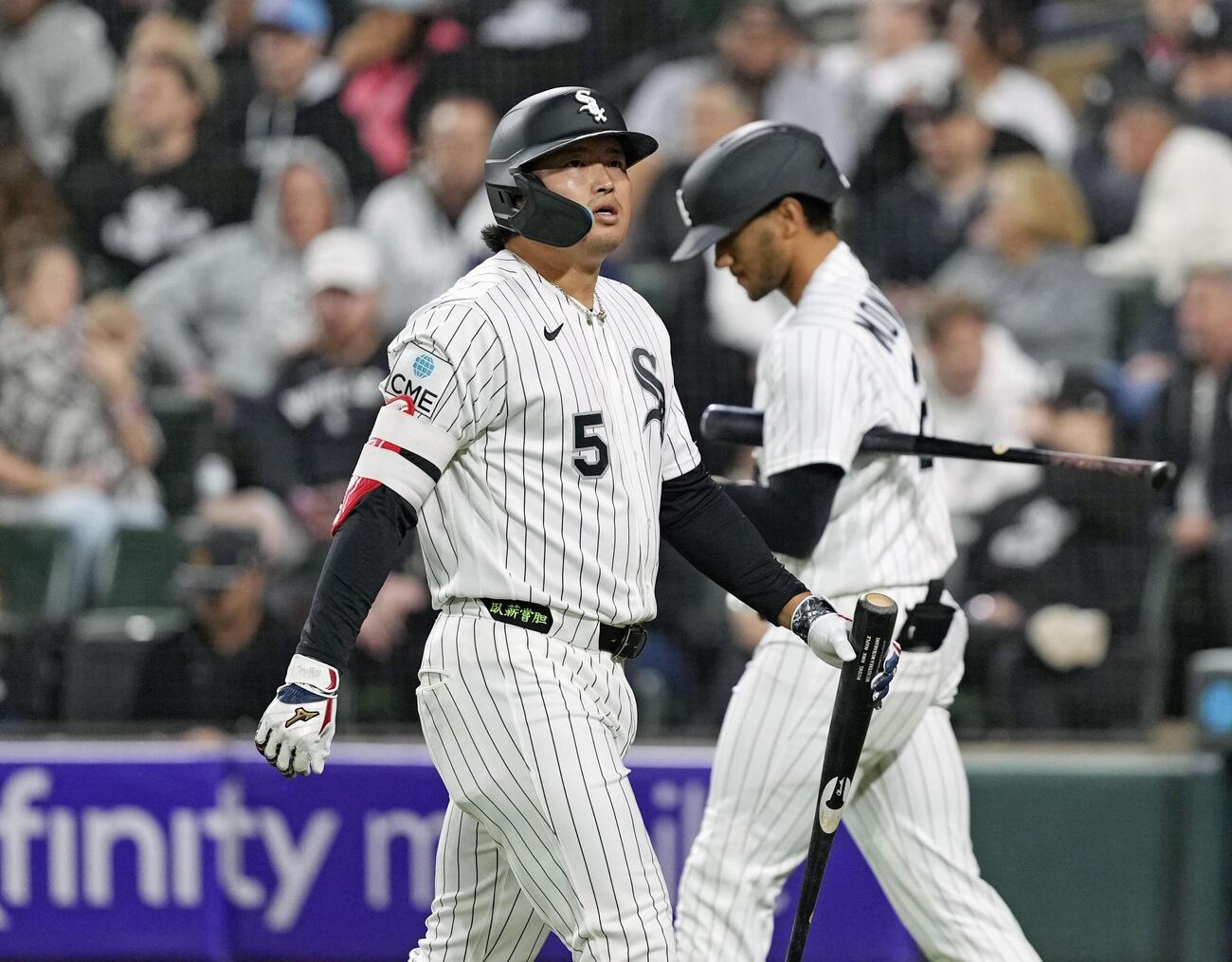 ロッキーズ戦の6回、空振り三振に倒れたホワイトソックス・村上＝シカゴ（共同）