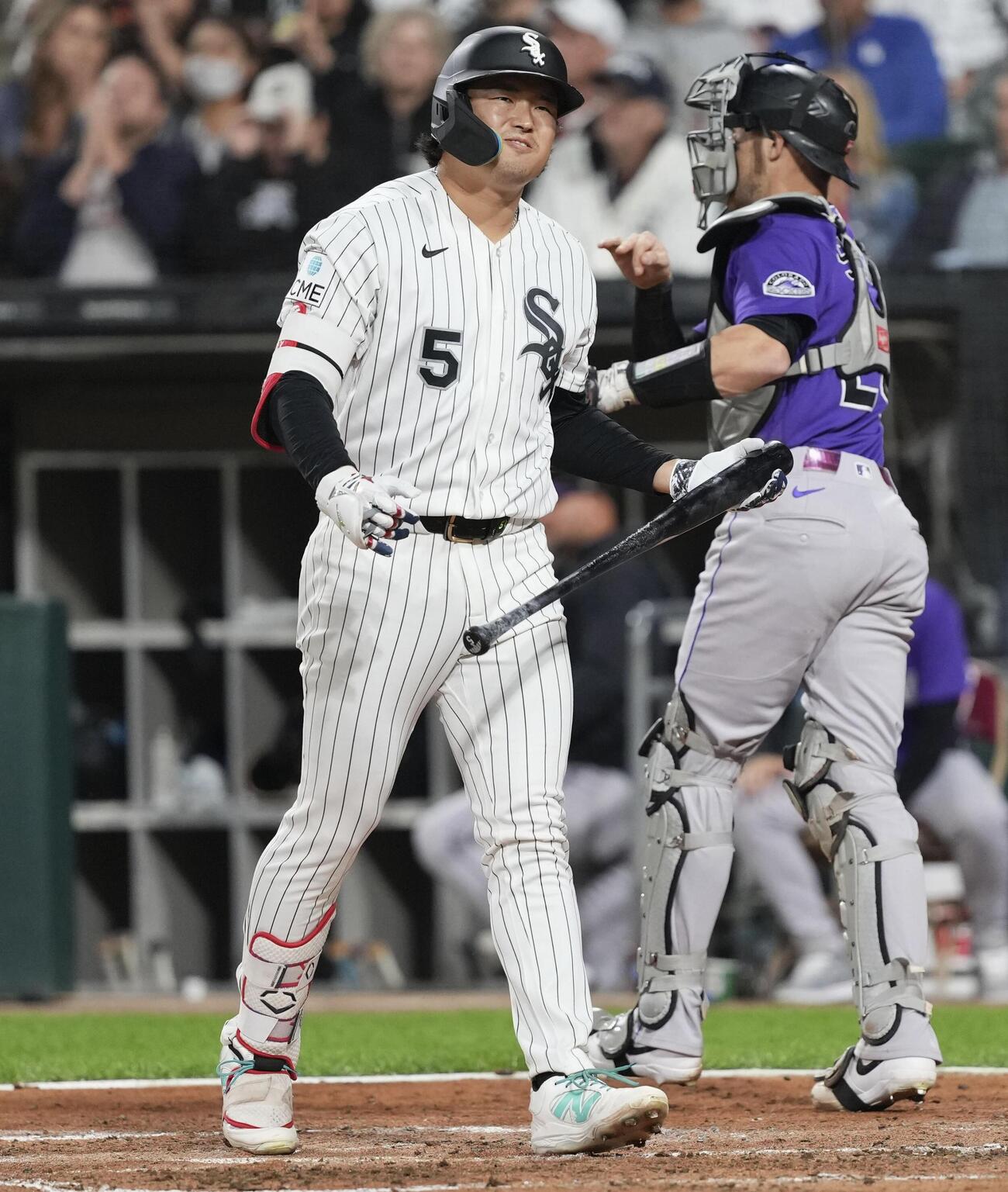 ロッキーズ戦の3回、空振り三振に倒れたホワイトソックス・村上＝シカゴ（共同）