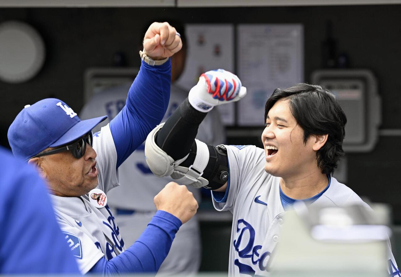 試合前、ロバーツ監督（左）とタッチを交わすドジャース・大谷＝サンフランシスコ（共同）