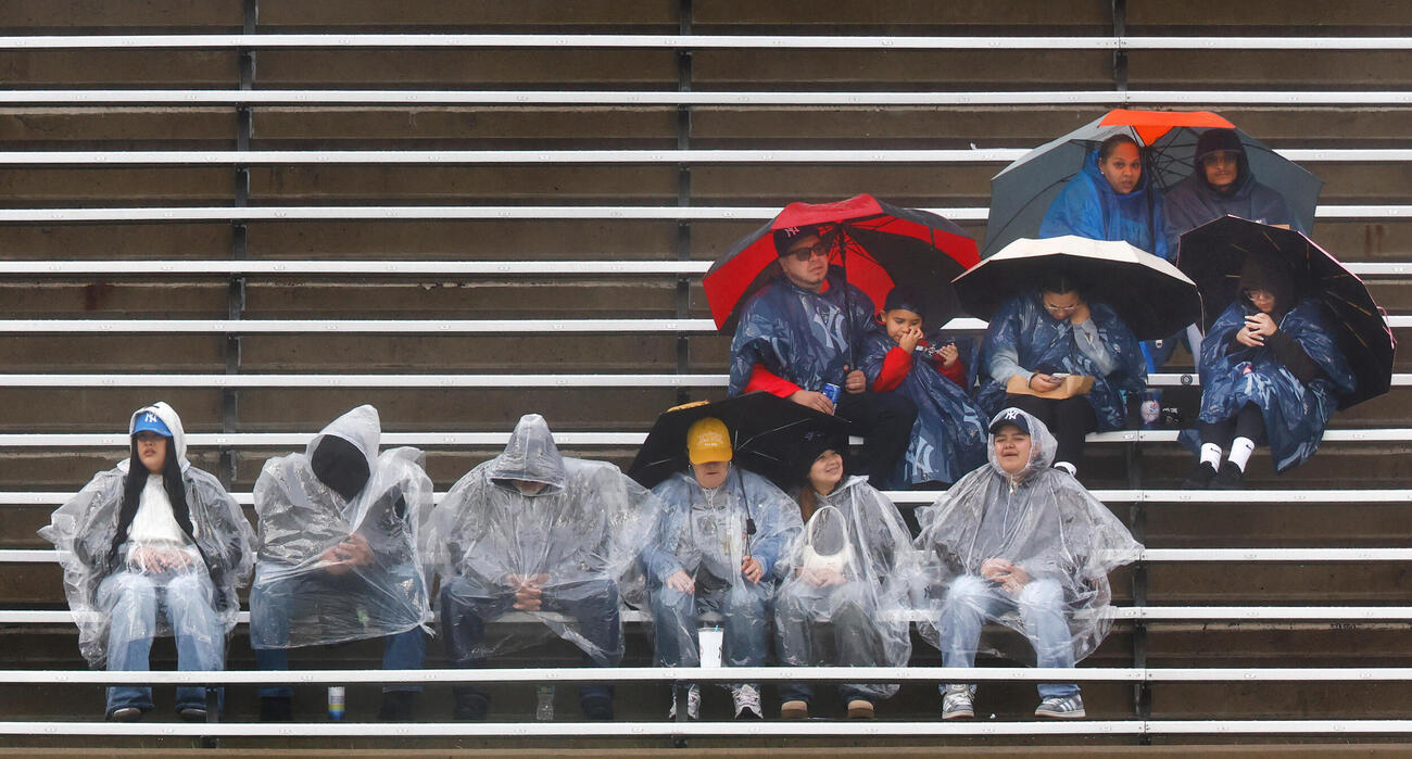 ヤンキース対オリオールズ　試合を前に、雨の中で待つファン（AP）