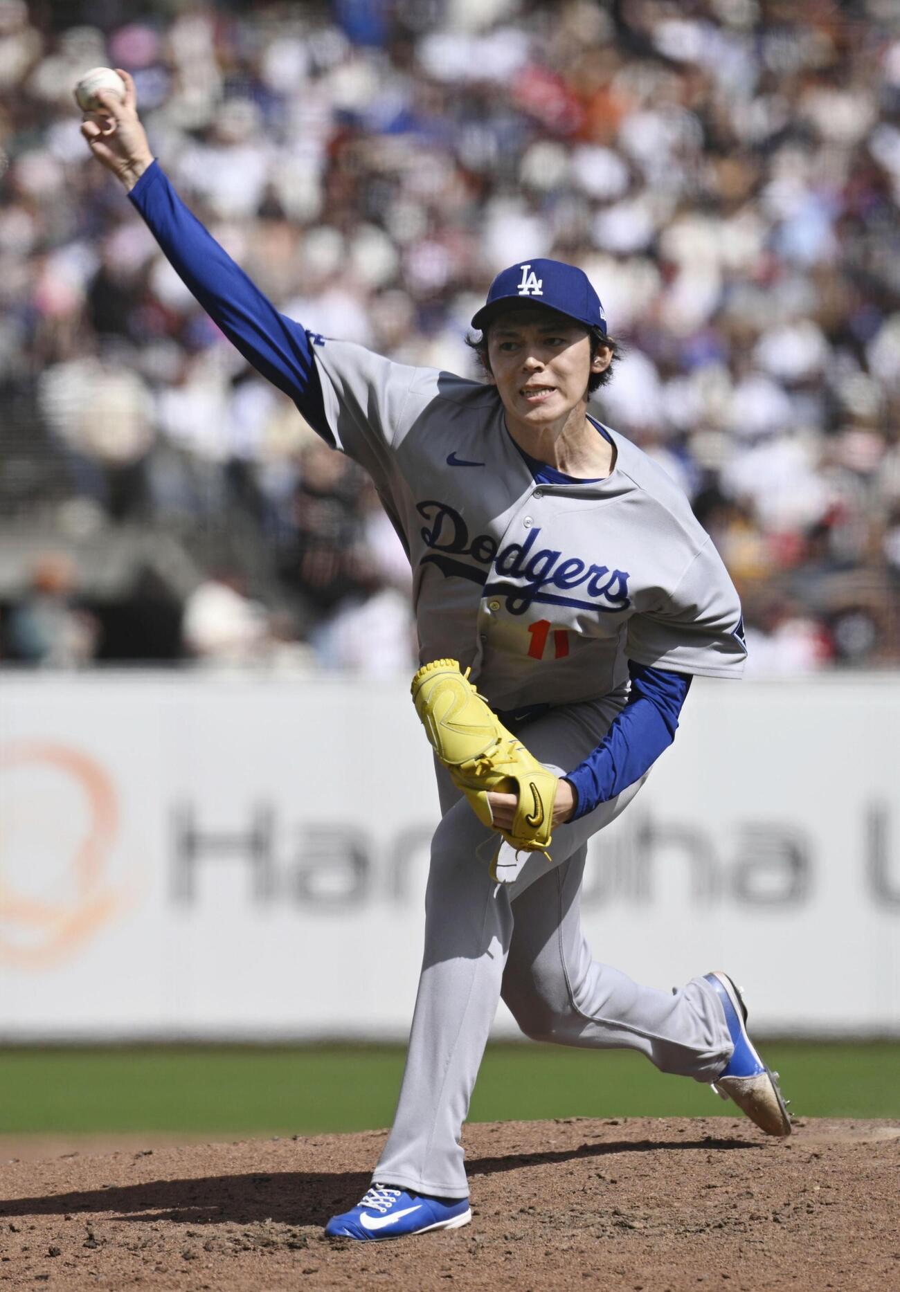 ジャイアンツ戦の5回に3番手で登板したドジャース・佐々木朗＝サンフランシスコ（共同）