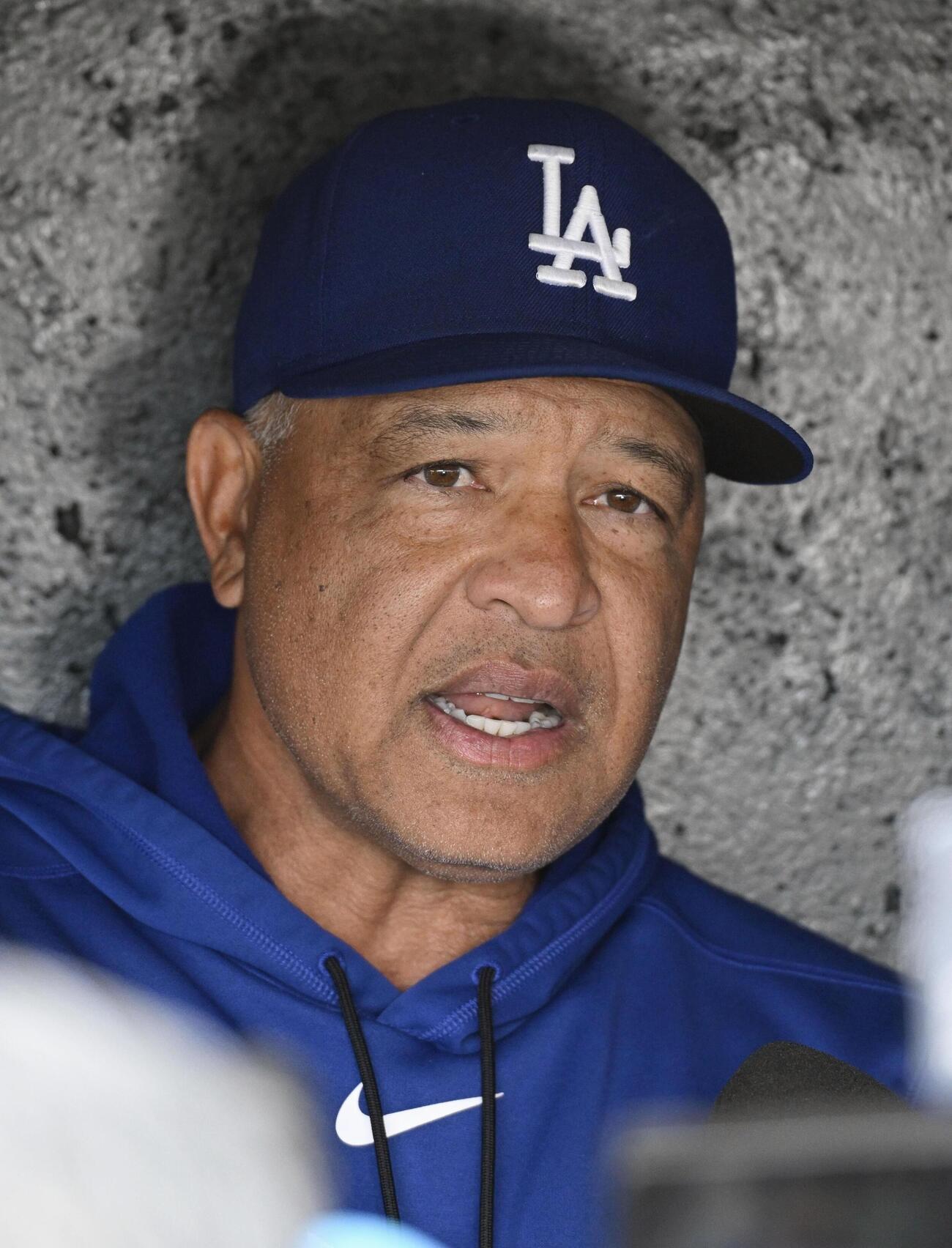 試合前、取材に応じるドジャースのロバーツ監督＝サンフランシスコ（共同）