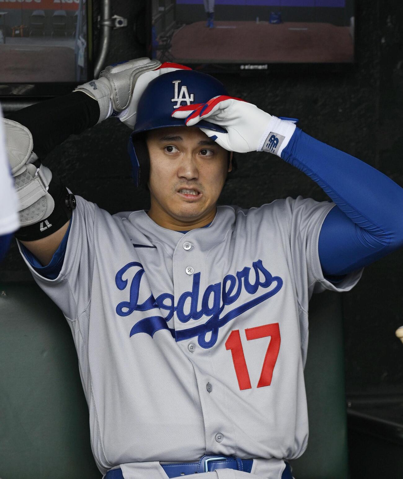 打席の準備をするドジャース・大谷＝サンフランシスコ（共同）