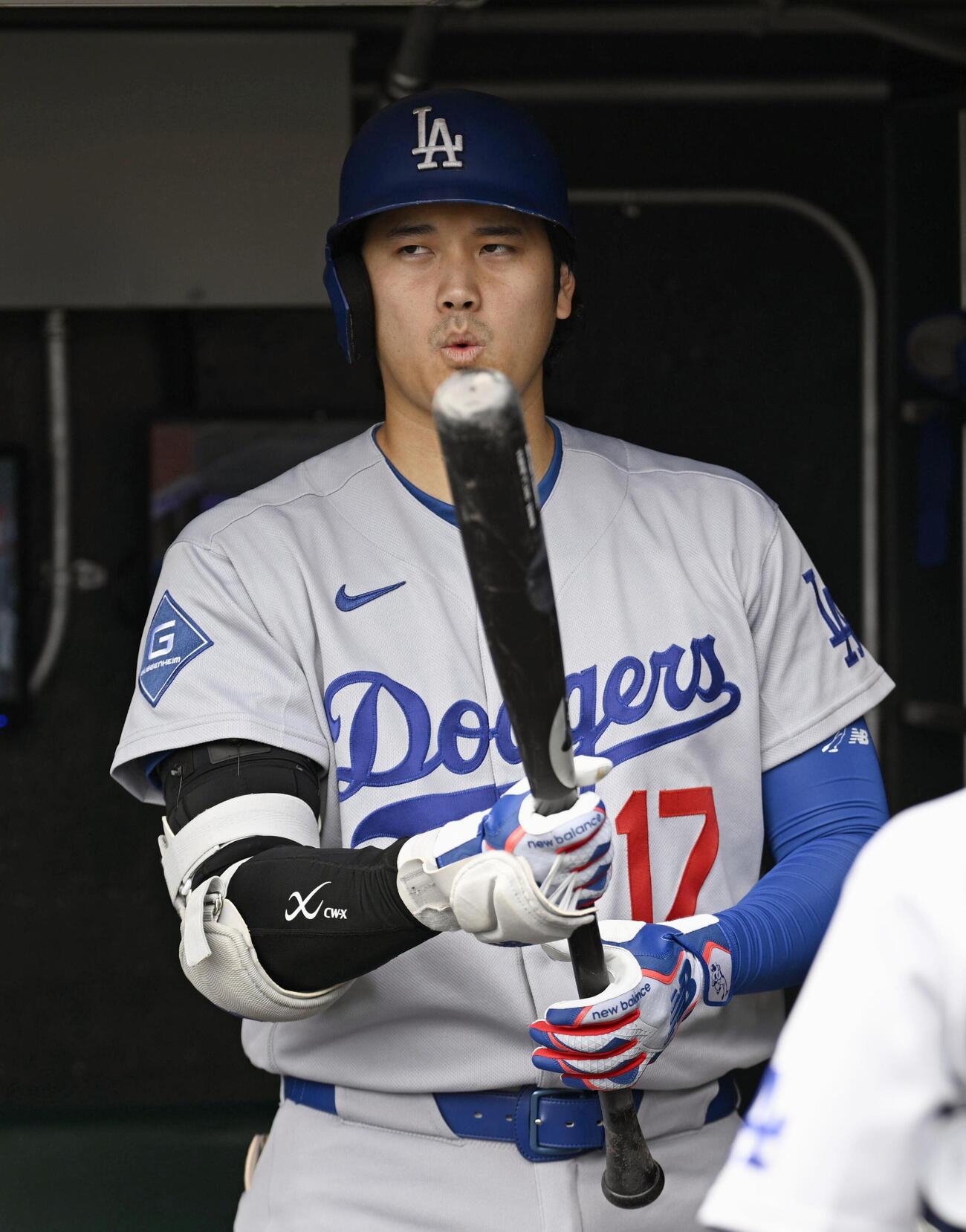 打席の準備をするドジャース・大谷＝サンフランシスコ（共同）