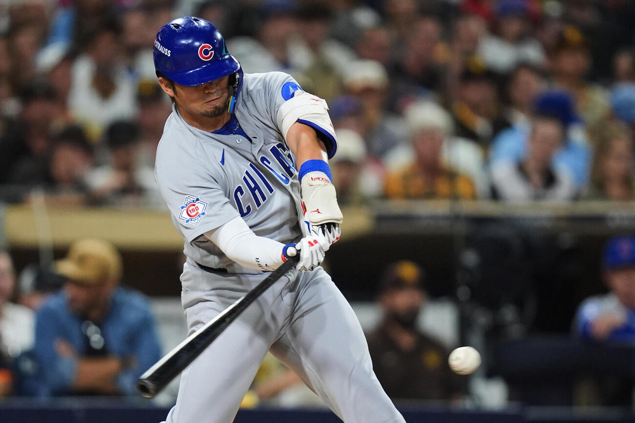 パドレス戦の2回、内野ゴロを打つカブス鈴木誠也（AP）
