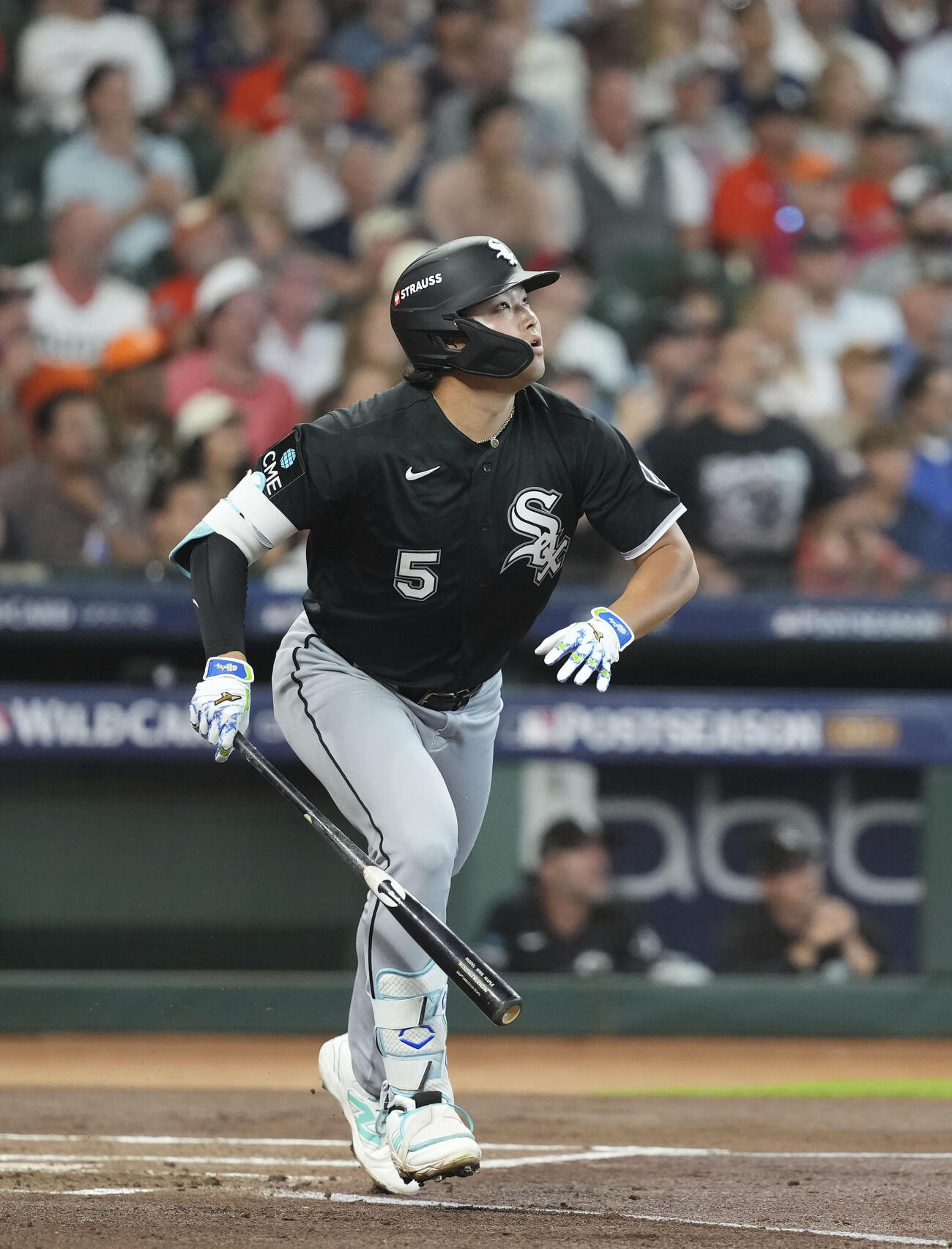 アストロズ戦の1回、先制の右犠飛を放つホワイトソックス・村上＝ヒューストン（共同）