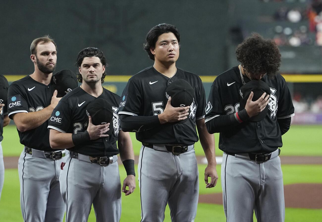 試合前のセレモニーで米国国歌を聞くホワイトソックス・村上（右から2人目）＝ヒューストン（共同）
