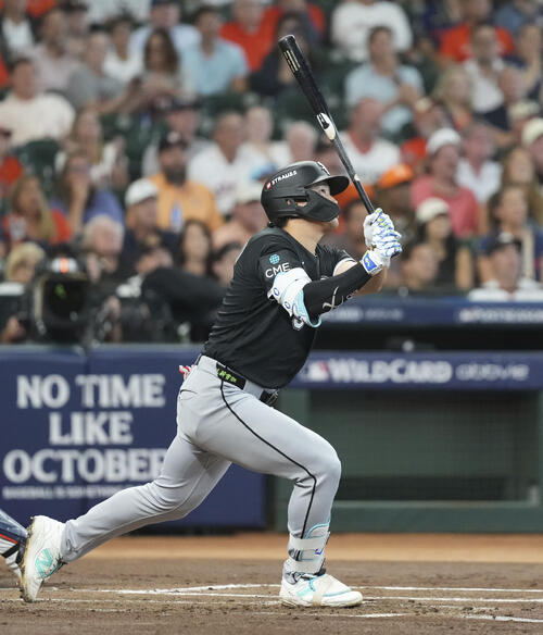 アストロズ戦の1回、先制の右犠飛を放つホワイトソックス・村上=ヒューストン(共同)
