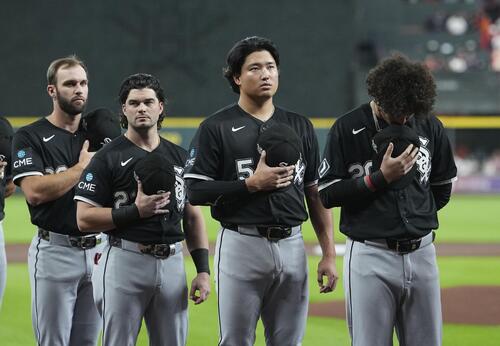 試合前のセレモニーで米国国歌を聞くホワイトソックス・村上(右から2人目)=ヒューストン(共同)