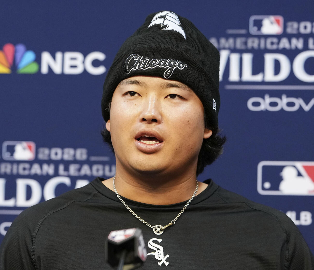 ワイルドカードシリーズを前に、記者会見するホワイトソックス・村上＝28日、ヒューストン（共同）