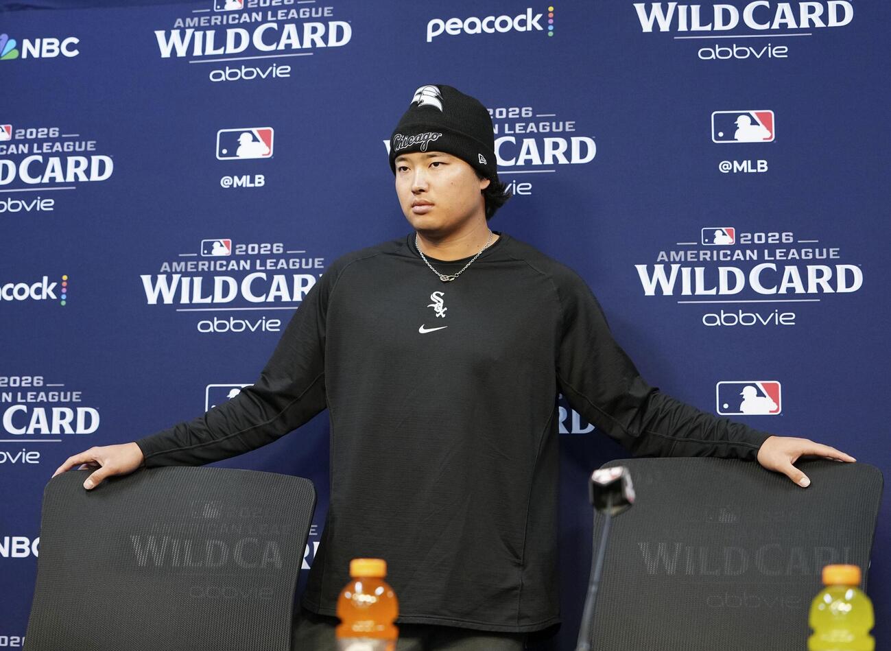 ワイルドカードシリーズ前日の記者会見に臨むホワイトソックス・村上＝28日、ヒューストン（共同）