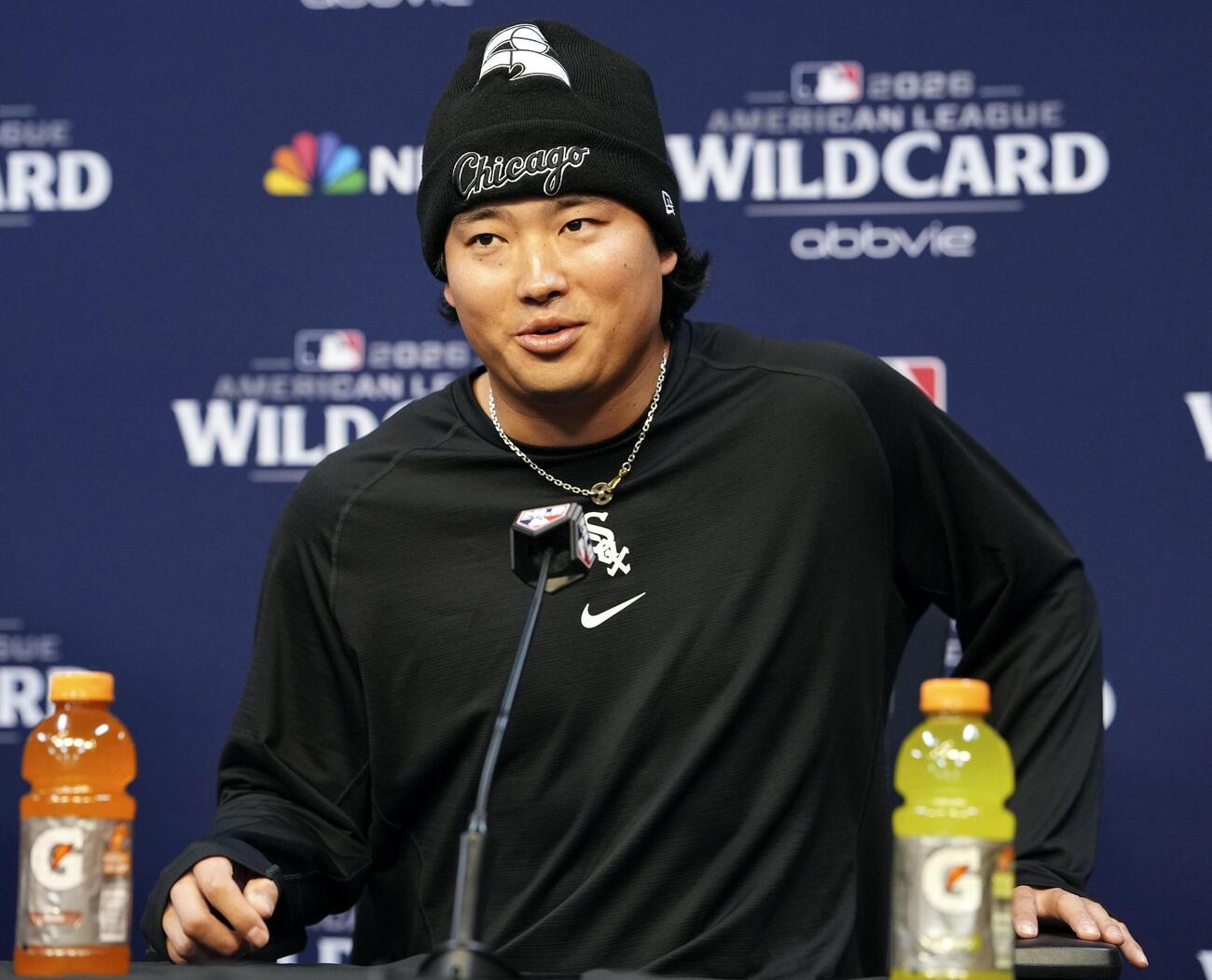 ワイルドカードシリーズを前に、記者会見するホワイトソックス村上（共同）
