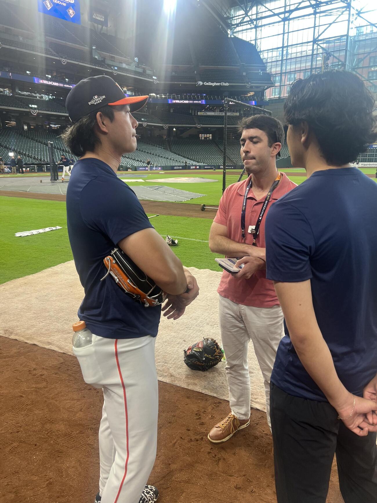試合前、地元メディアの取材に応じるアストロズ今井達也