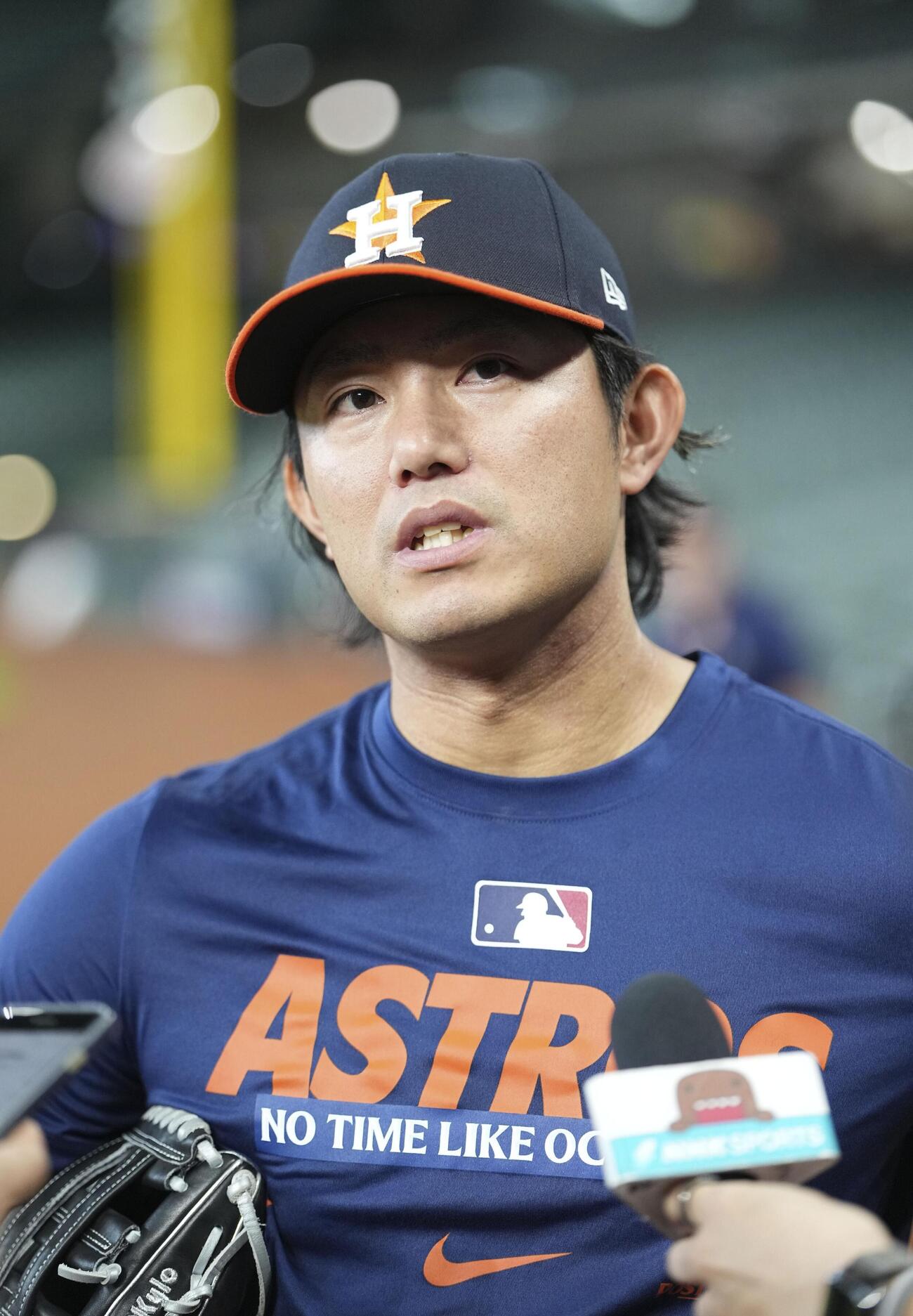 試合前、取材に応じるアストロズ・今井＝ヒューストン（共同）
