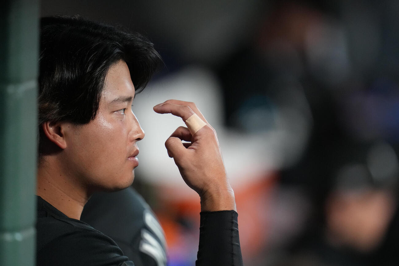 試合を見守るホワイトソックス村上宗隆（AP）