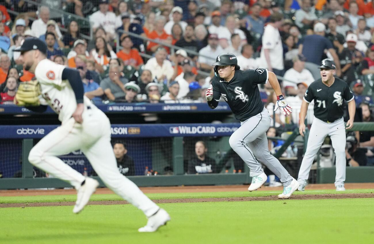 アストロズ戦の7回、投手の暴投で生還するホワイトソックスの三走村上＝ヒューストン（共同）
