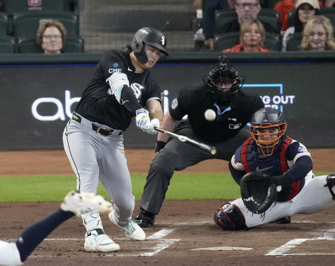 アストロズ戦の1回、先制の右犠飛を放つホワイトソックス・村上（共同）