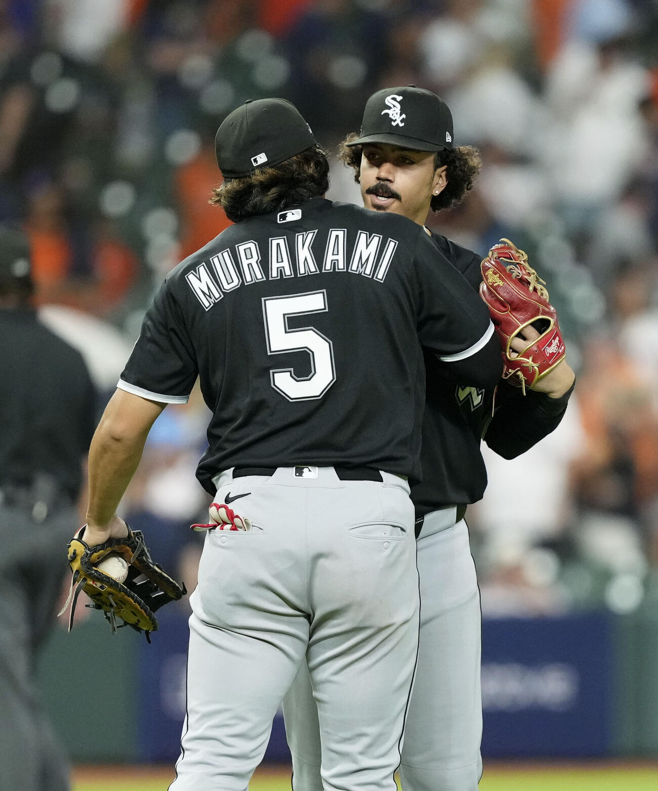アストロズに勝利し、バルガス（奥）と喜ぶホワイトソックス・村上（共同）