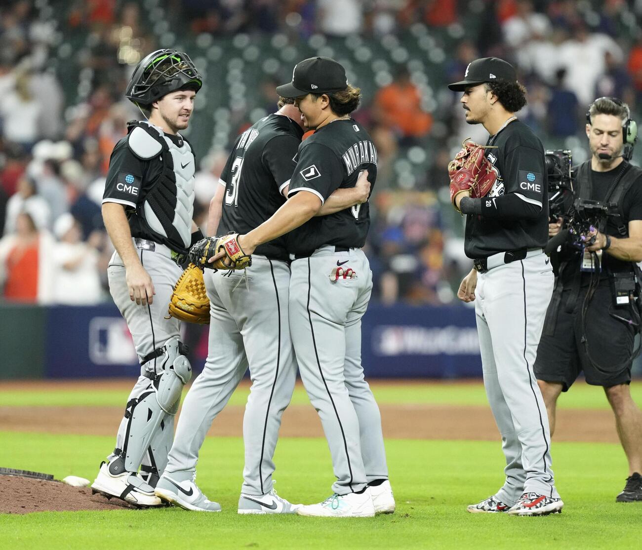 アストロズに勝利し、チームメートと喜ぶホワイトソックス・村上（左から3人目）（共同）
