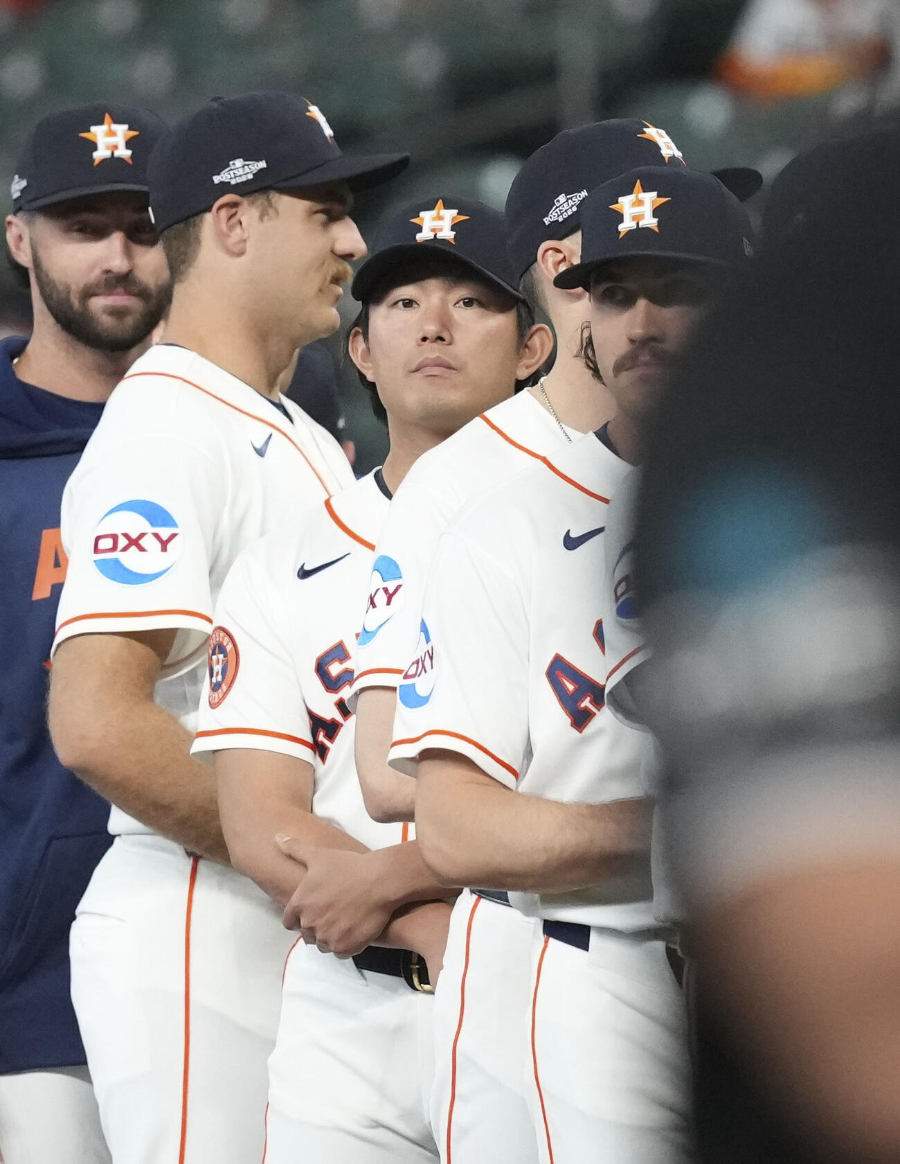 試合前のセレモニーのアストロズ・今井（奥）＝ヒューストン（共同）