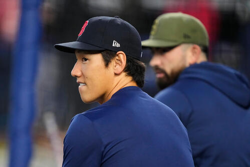 試合前の打撃練習を見つめるレッドソックス吉田(AP)