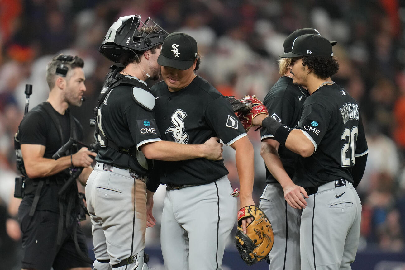 ワイルドカードシリーズ第2戦でアストロズに勝利し、チームメートと喜びを分かち合うホワイトソックス村上宗隆（中央）（AP）