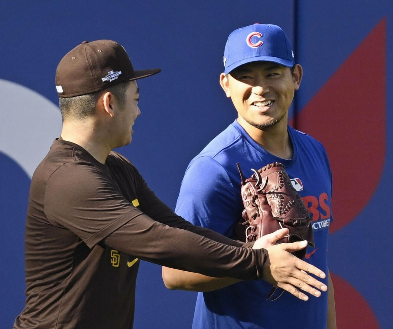 パドレス・松井（左）と談笑するカブス・今永＝サンディエゴ（共同）