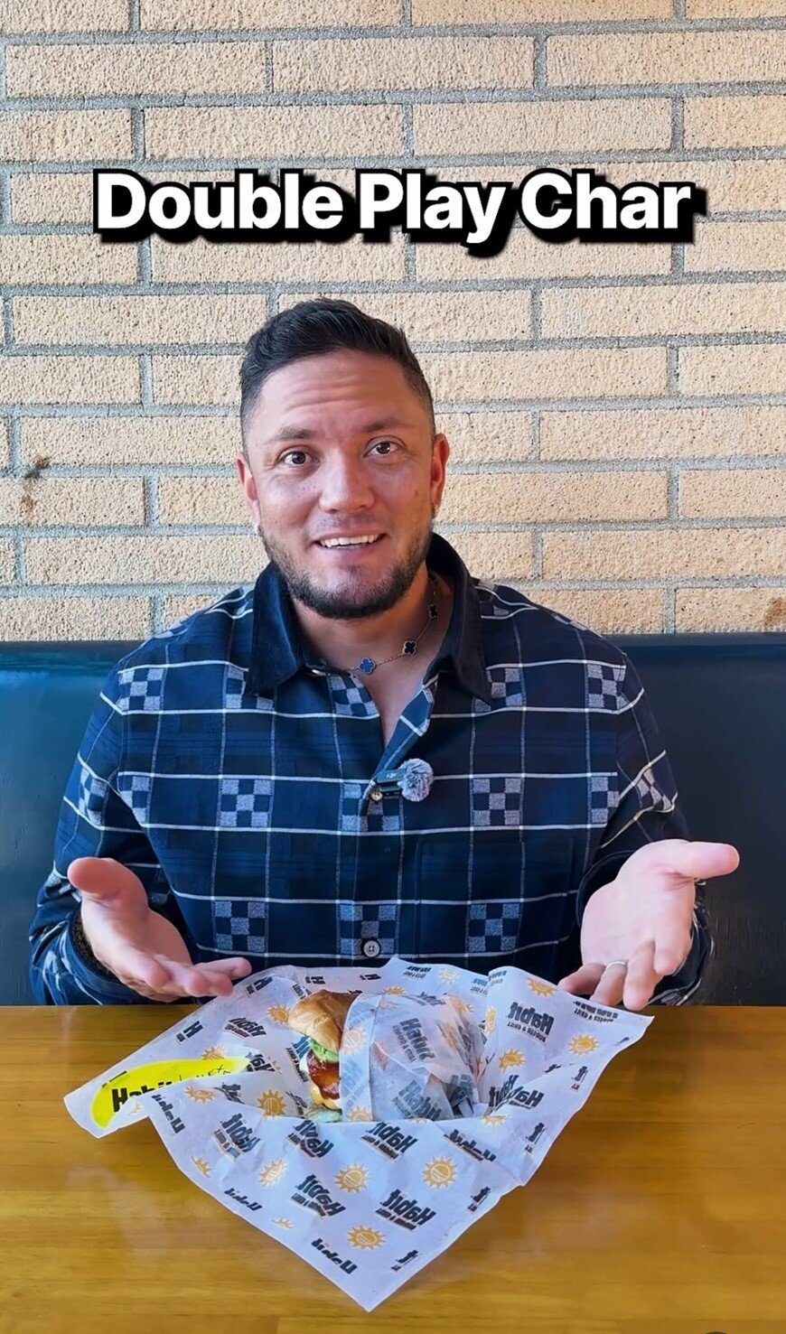ドジャースのロハスが公開たファーストフード店でリポートをする様子