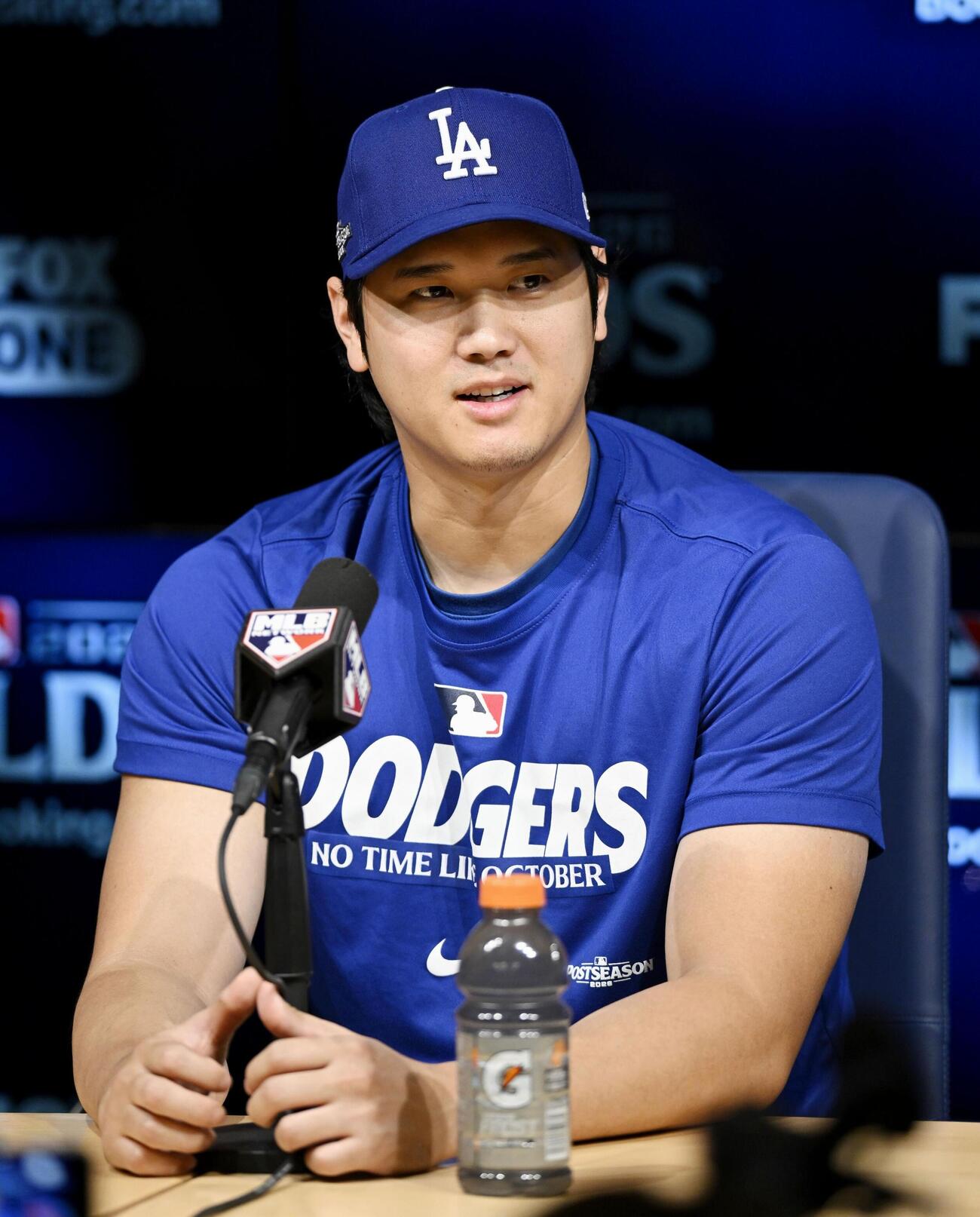 地区シリーズを前に、記者会見するドジャース・大谷＝2日、ロサンゼルス（共同）