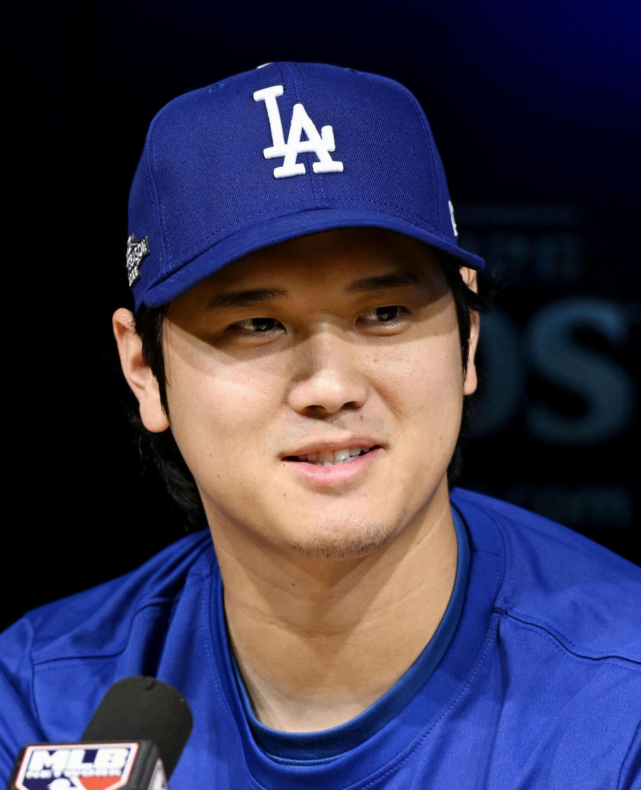 地区シリーズを前に、記者会見するドジャース・大谷＝2日、ロサンゼルス（共同）