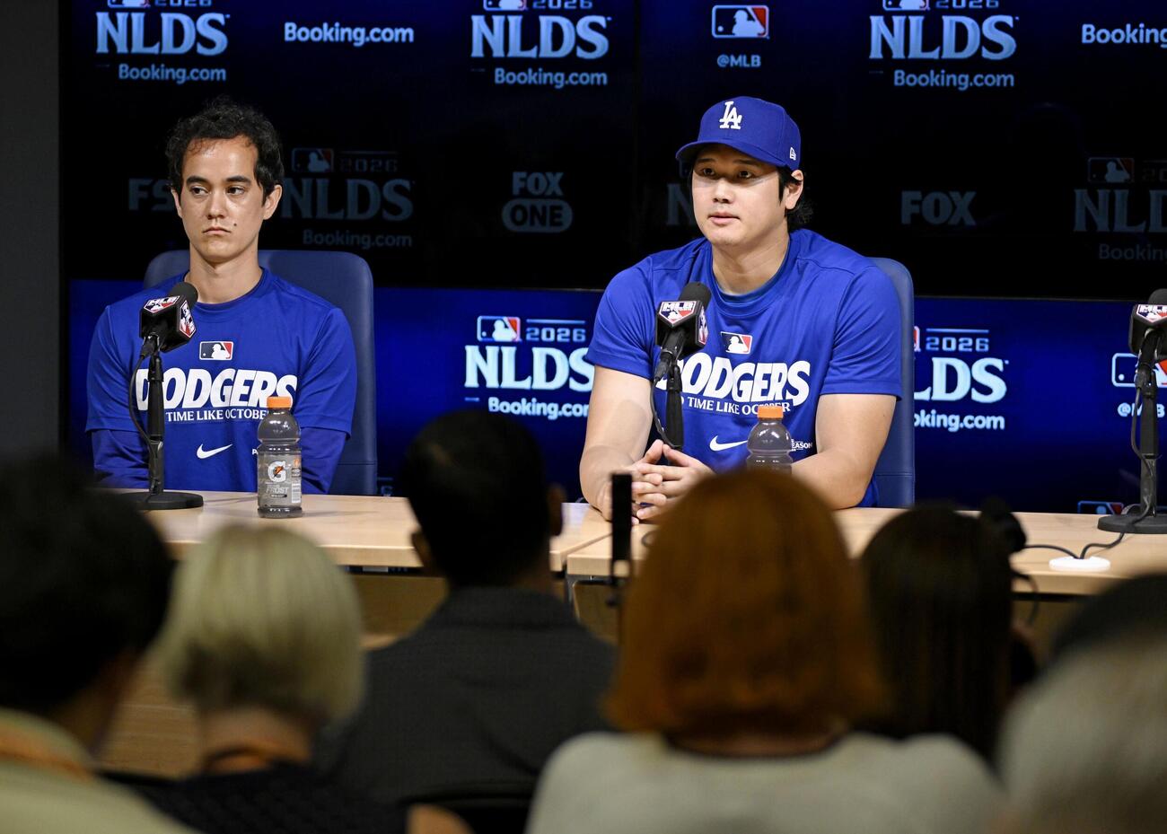 地区シリーズを前に、記者会見するドジャース・大谷（右）＝2日、ロサンゼルス（共同）