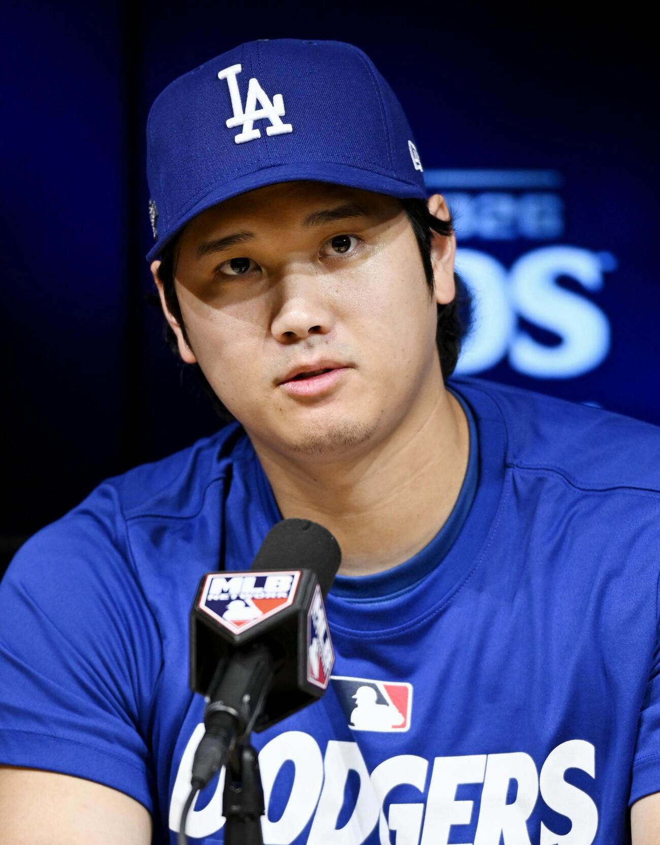 地区シリーズを前に、記者会見するドジャース・大谷＝2日、ロサンゼルス（共同）