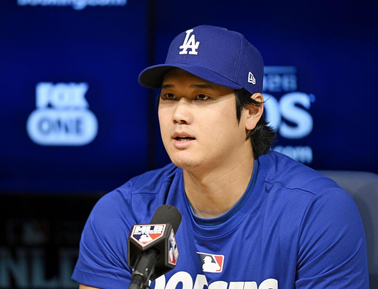 地区シリーズを前に、記者会見するドジャース・大谷＝2日、ロサンゼルス（共同）