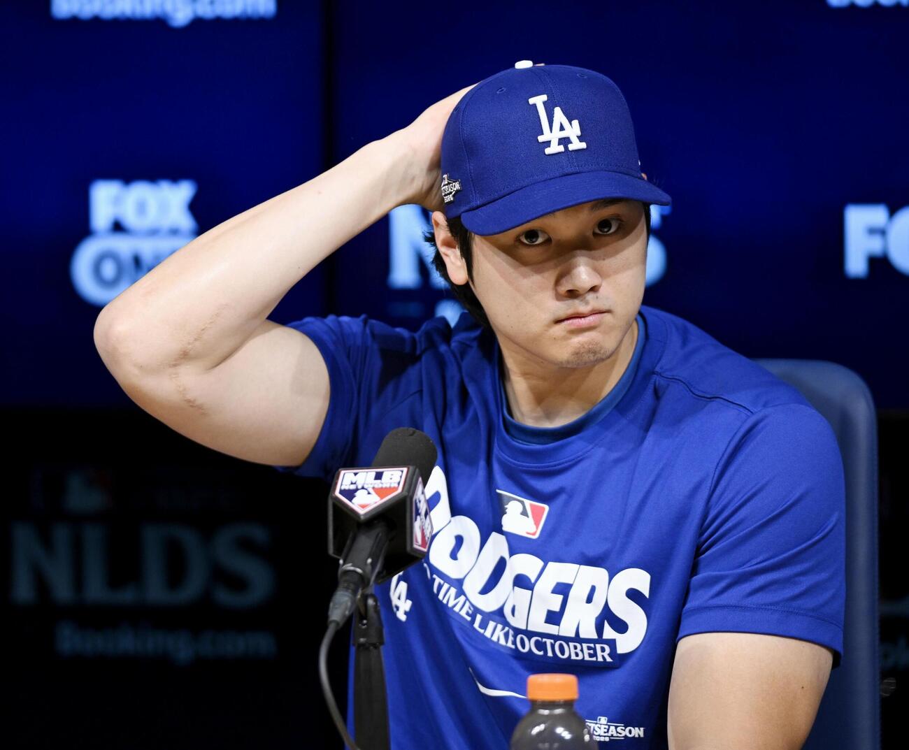 地区シリーズを前に、記者会見するドジャース・大谷＝2日、ロサンゼルス（共同）
