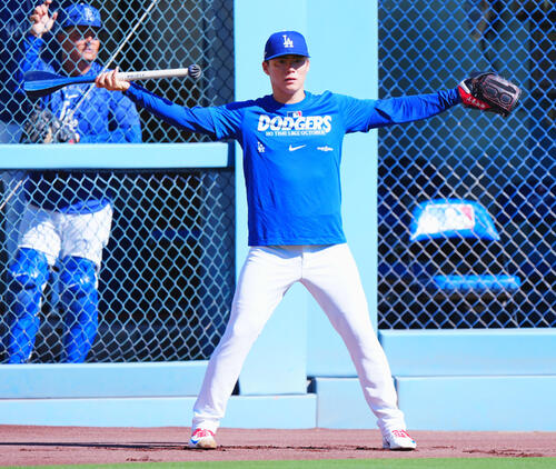 ドジャース対ブレーブス 試合前練習を行うドジャース山本由伸(撮影・垰建太)