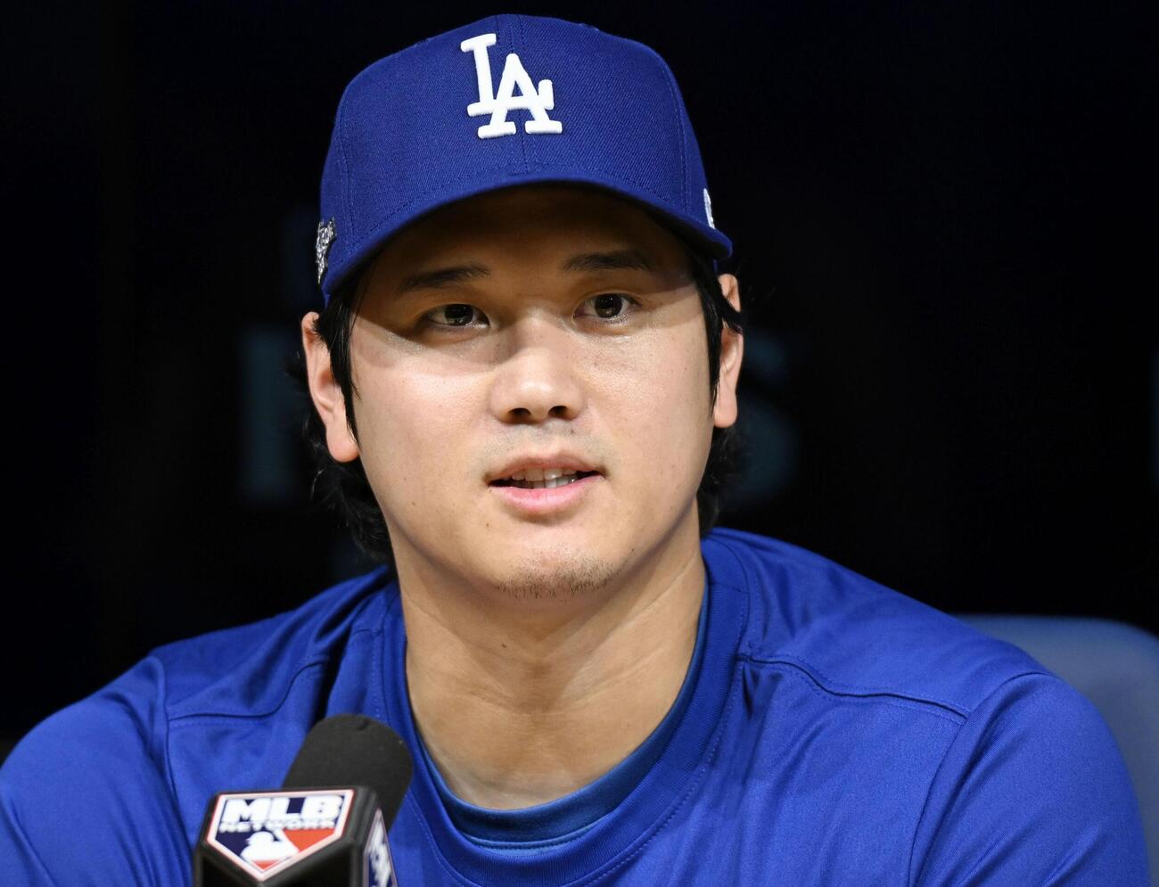 地区シリーズを前に、記者会見するドジャース・大谷＝2日、ロサンゼルス（共同）
