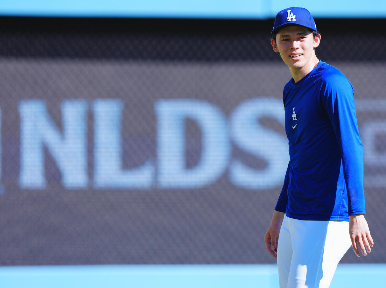 ドジャース対ブレーブス　試合前練習中、笑顔を見せるドジャース佐々木朗希（撮影・垰建太）