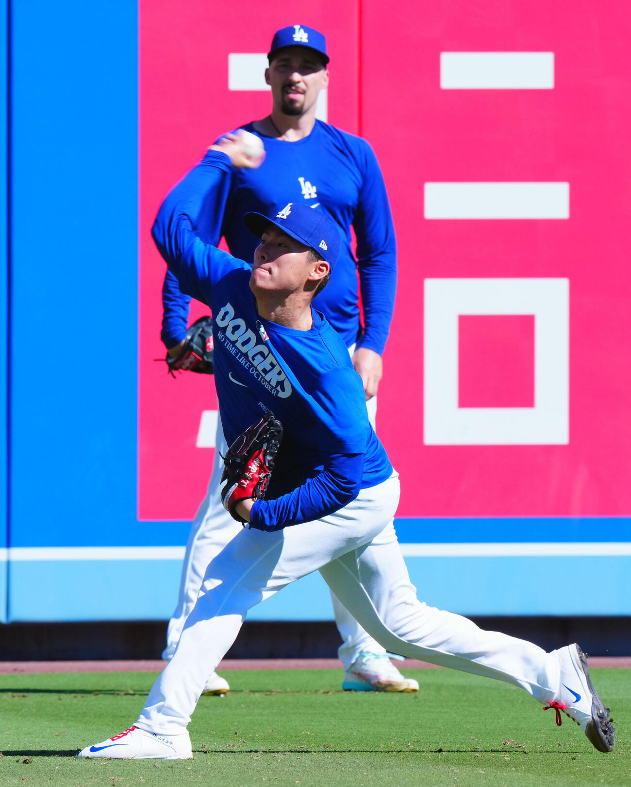 ドジャース対ブレーブス　試合前、並んで投球練習を行うドジャースの山本由伸（手前）とブレーク・スネル（撮影・垰建太）